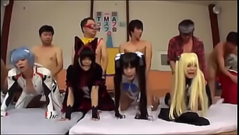 Sesso Di Gruppo E Divertimento Cosplay Asiatico In Un Gruppo