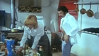 Intenso Encuentro En La Cocina Con Una Impresionante Rubia