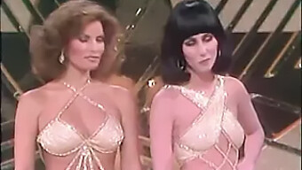 Cher és Raquel Welch sztárok az I'm a Woman-ben, egy show szőke pumákkal és milfekkel