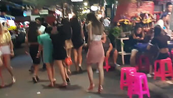 مجموعة مثيرة من الجمال التايلاندي يتجولون على طول شارع باتايا الشهير Walking Street