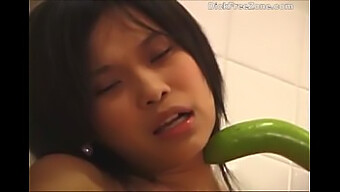 เด็กหญิงไทยขนาดเล็ก Emma Cucumber ดื่มด่ํากับการเล่นเดี่ยว