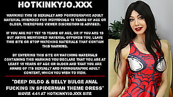 การเย็ดทางทวารหนักของ Hotkinkyjo ด้วยดิลโด้ลึกและหน้าท้องนูนในชุด Spiderman