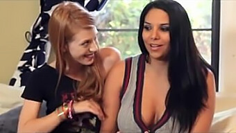 Lambendo O Cu E Com Grandes Tetas Naturais Em Um Vídeo Lésbico Quente