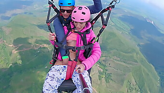 การผจญภัยของ Paragliding กลายเป็นการเผชิญหน้าทางเพศที่เปียกและดุร้าย