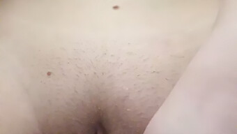 ¡mira Cómo Me Disfruto Del Auto-Placer En Un Baño Público! Coño Apretado Y Joven Expuesto