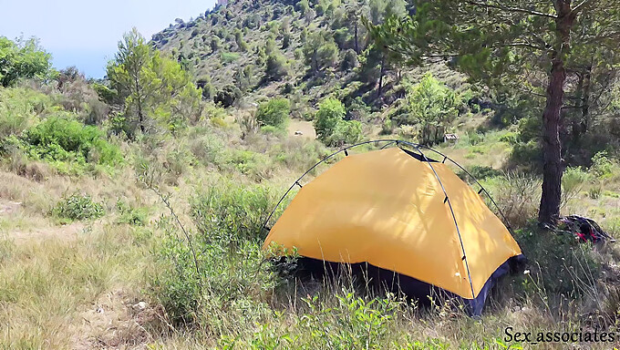 Un turista si imbatte nell'incontro appassionato di una coppia nella loro tenda.