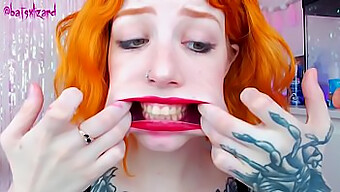 Une rousse fait une gorge profonde à un homme bien membré dans cette vidéo ASMR