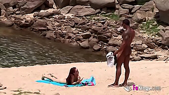 Amatőr fekete férfi találkozik egy meztelen strandolóval egy forró találkozás során