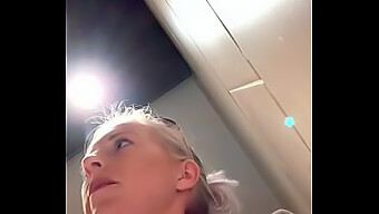 Blond babe tillfredsställer sig själv på en restaurangtoalett