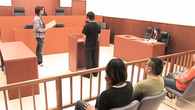 Trois gars font plaisir à une adolescente asiatique excitée dans une salle d'audience