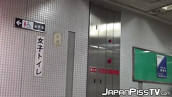 Japanische Frauen Urinieren In Einer Öffentlichen Toilette Und Nehmen Sich Auf