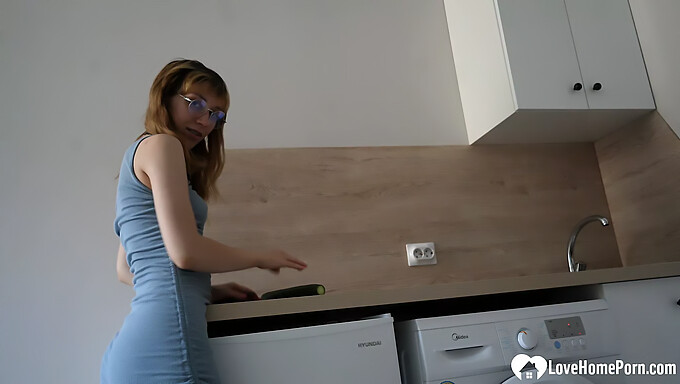 Vidéo maison d'une fille perverse utilisant un concombre pour se faire plaisir