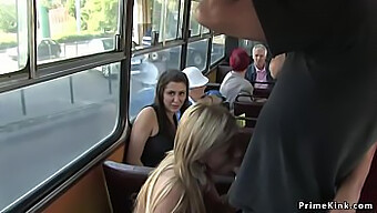 Eine Vollbusige Blondine Bekommt Eine Öffentliche Gesichtsbehandlung In Einem Bus