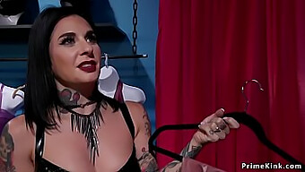 Prazer doloroso: A amante BDSM usa um brinquedo sexual para se submeter a ela