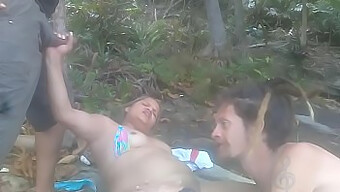 Vroča Izkušnja Na Plaži Z Vročim Parom In Seksi Milf