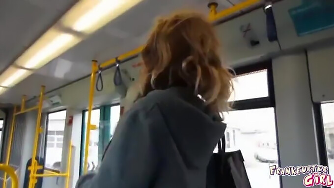 Una chica del tranvía de Frankfurt se entrega al auto-placer en público