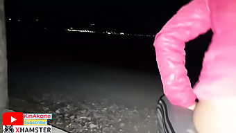 Un Incontro Casuale Sulla Spiaggia Porta A Un Incontro Bollente Con Una Giovane Ragazza, Che Include Sesso Orale E All'Aperto, Il Tutto Ripreso Dalla Telecamera