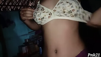 Sexo Con Ropa Con Una Ama De Casa India