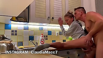 Intenso incontro in cucina con creampie climax