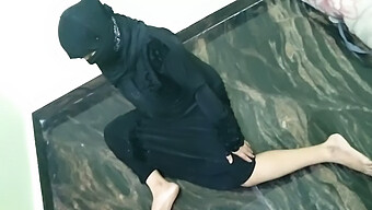 肥胖的阿拉伯男人和hijabi女孩粗暴地做爱