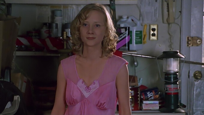 Anne Heche v seksi spodnjem perilu za sceno Donnieja Brasca