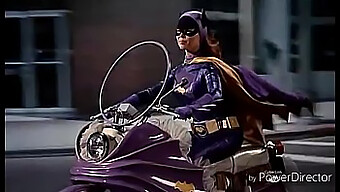 Giới thiệu Batgirl trong cảnh latex và blowjob