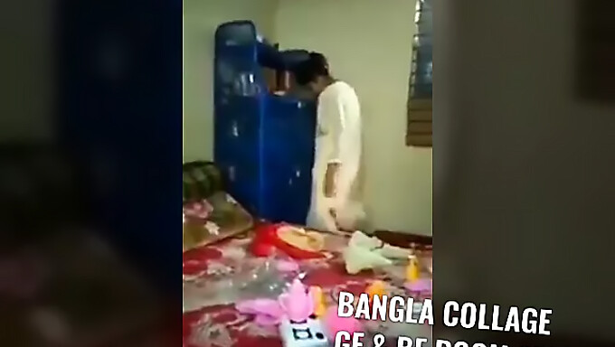 Adolescente bengali leva punho e goza na boca