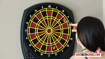 Donne Mozzafiato Si Impegnano In Un Gioco Di Strip Darts Con Un Tocco Kinky