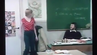 El encuentro gay después de clase termina en orgasmo