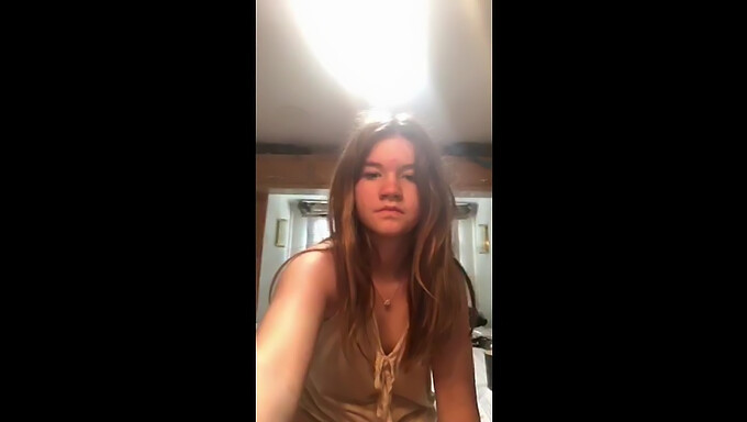 AlliDoll4's ass exhibition on Periscope