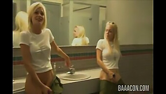 Jesse Jane En Riley Steele Geven Een Geweldig Oraal Plezier In De Badkamer