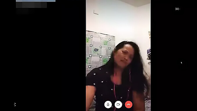 Chlpatá zrelá filipínska žena dráždi na Skype